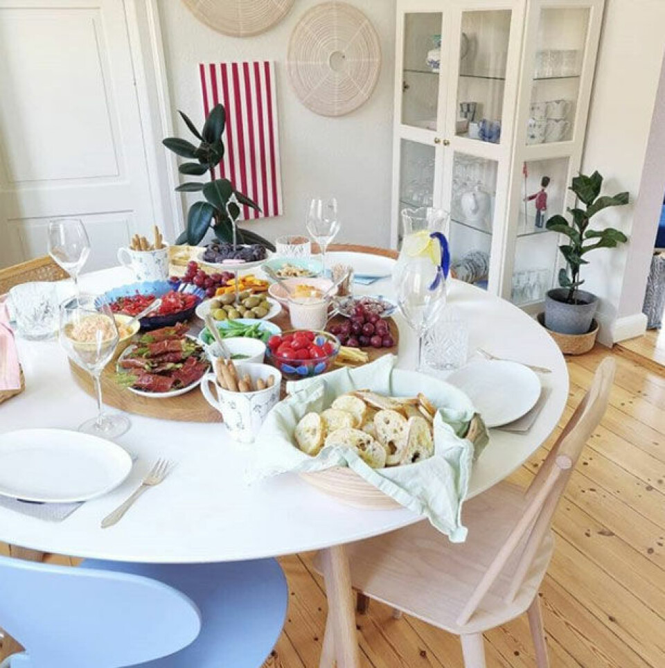 Spisebordet er fra Tobias’ første lejlighed, og er et samlingspunkt når de inviterer gæster.