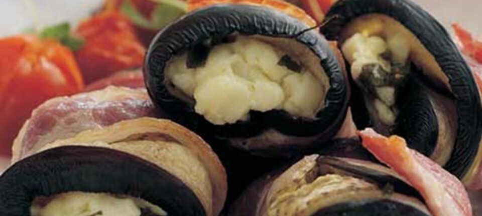 Aubergineruller med feta og bacon