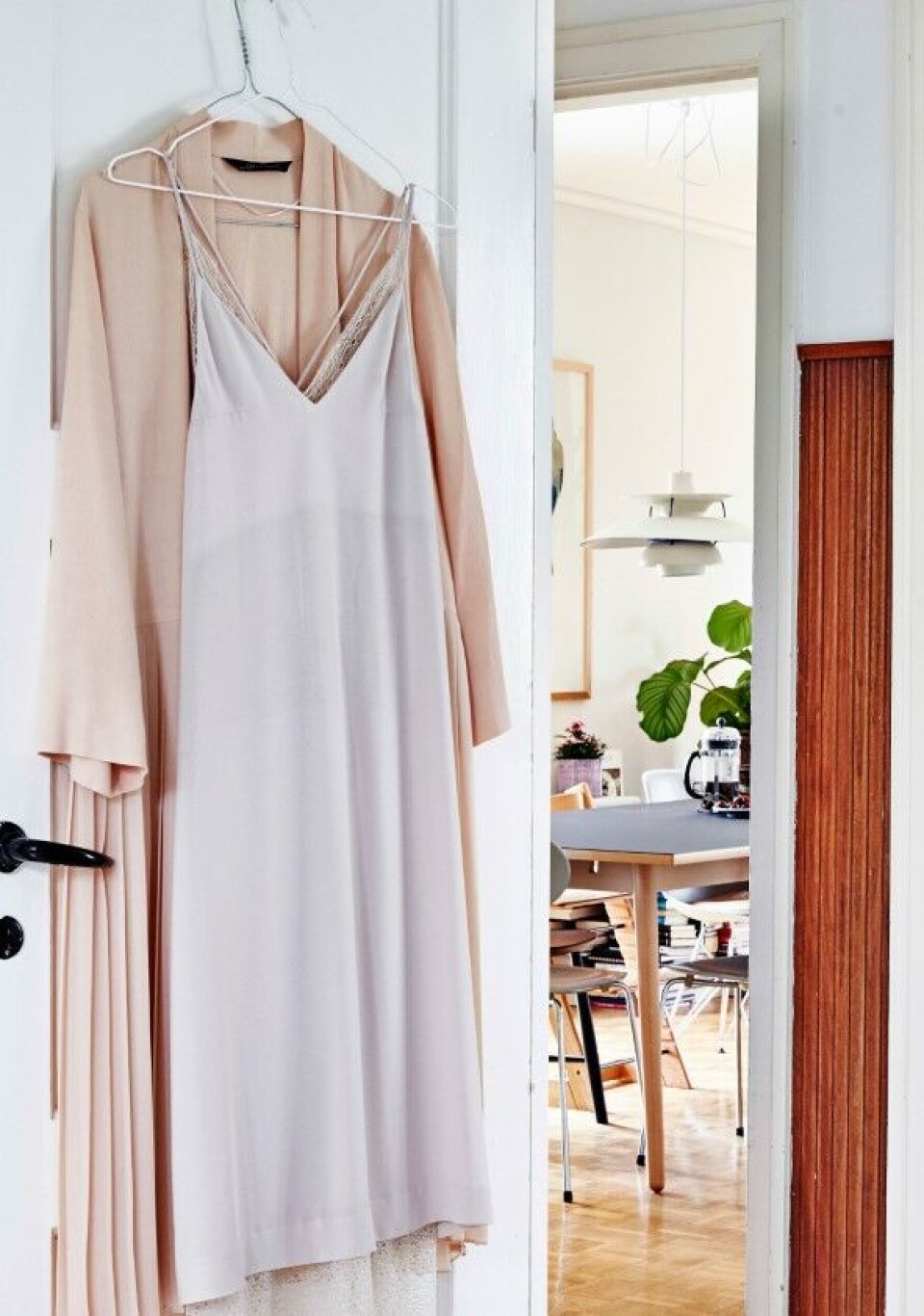 To af Karen-Maries favoritter, en kjole fra H&M og en kappe fra Zara, hænger klar til næste morgen.