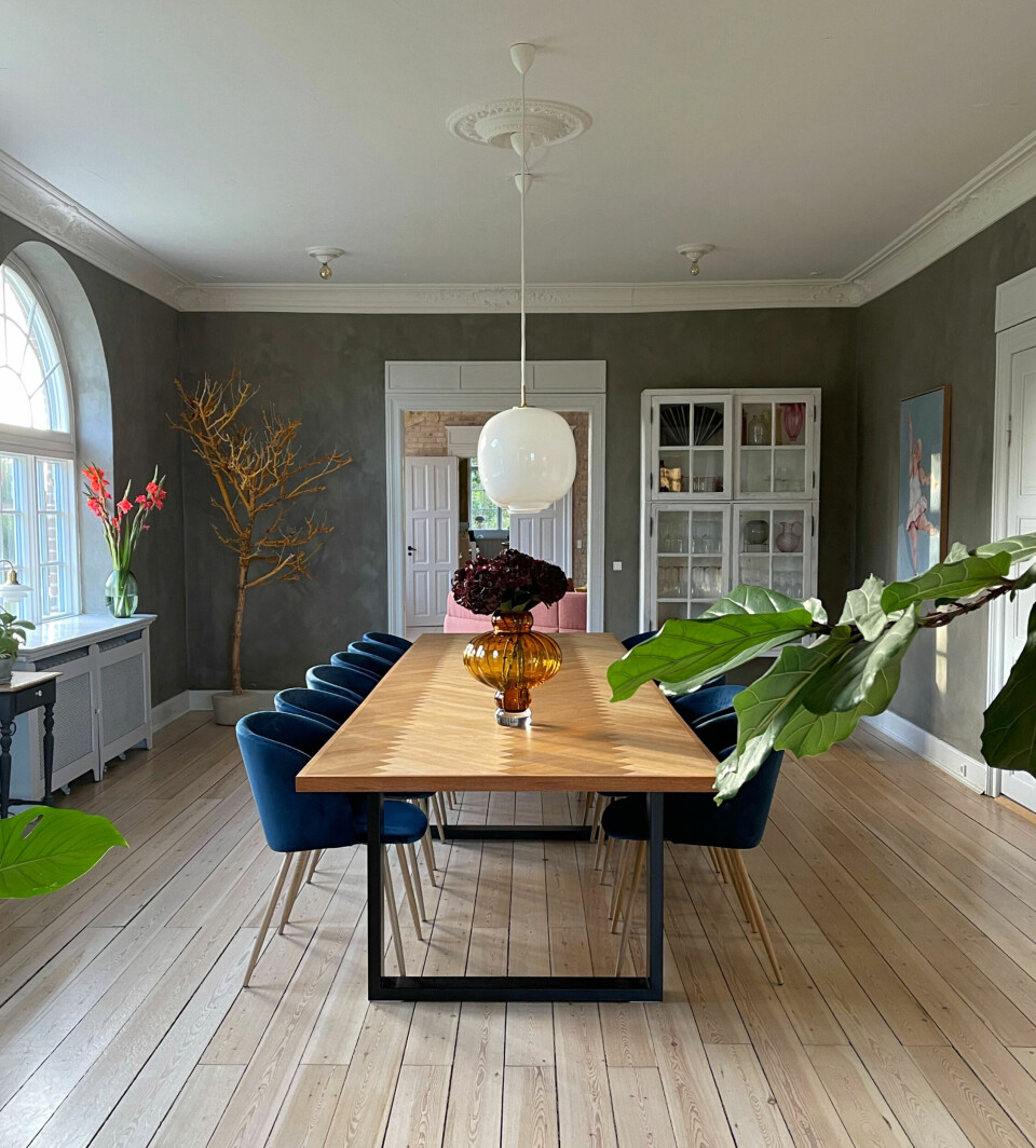 Stolene er fra Søstrene Grene og vasen er fra Louise Roe.