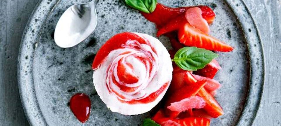 Rabarber-parfait med jordbærpure og rå-syltede rabarber