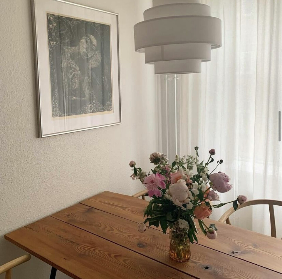 Spisebordet er et par gamle egetræsbjælker, som er skruet på et par bukke fra IKEA.