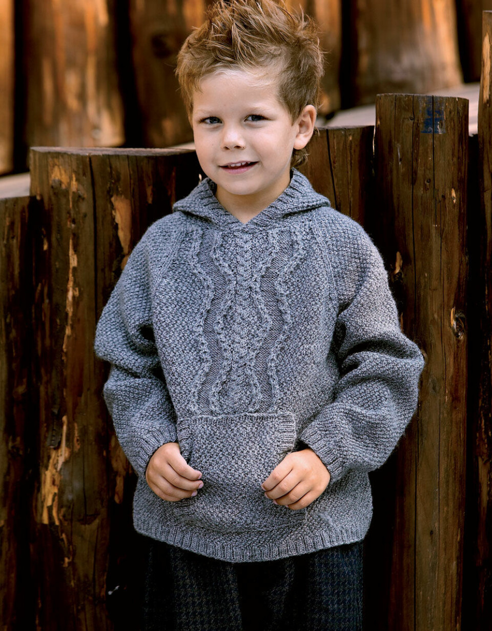 Grå sweater med hætte