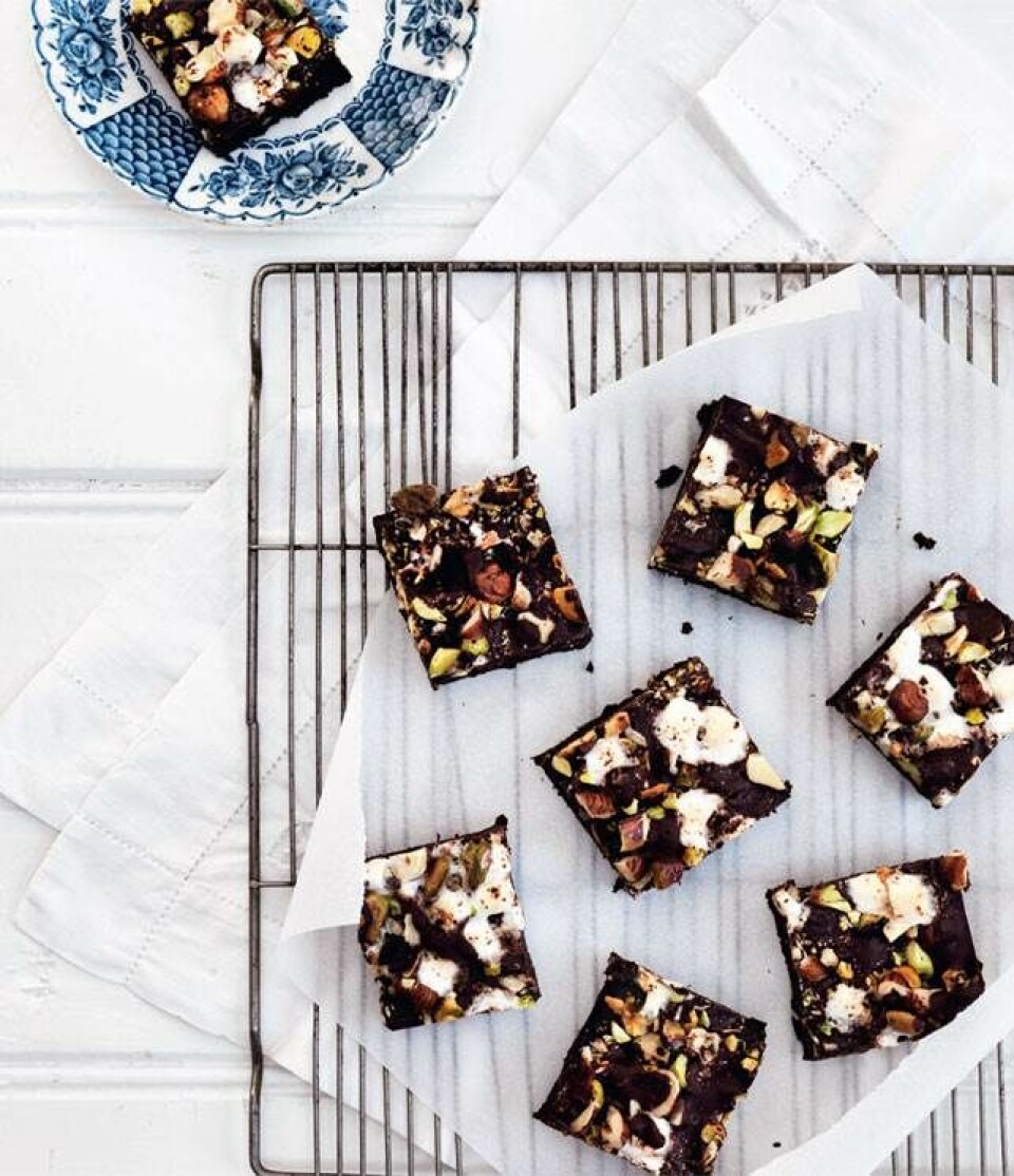 Chokoladekage med nødder og skumfiduser