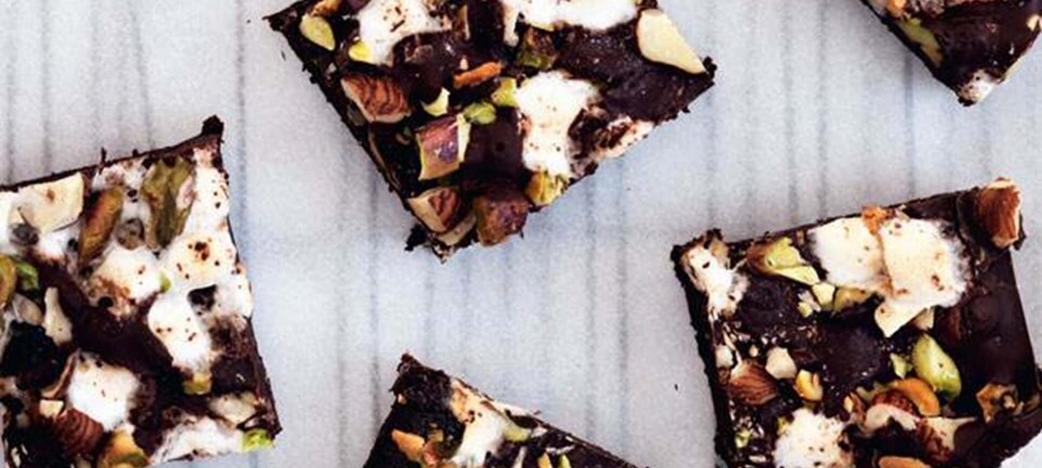 Chokoladekage med nødder og skumfiduser