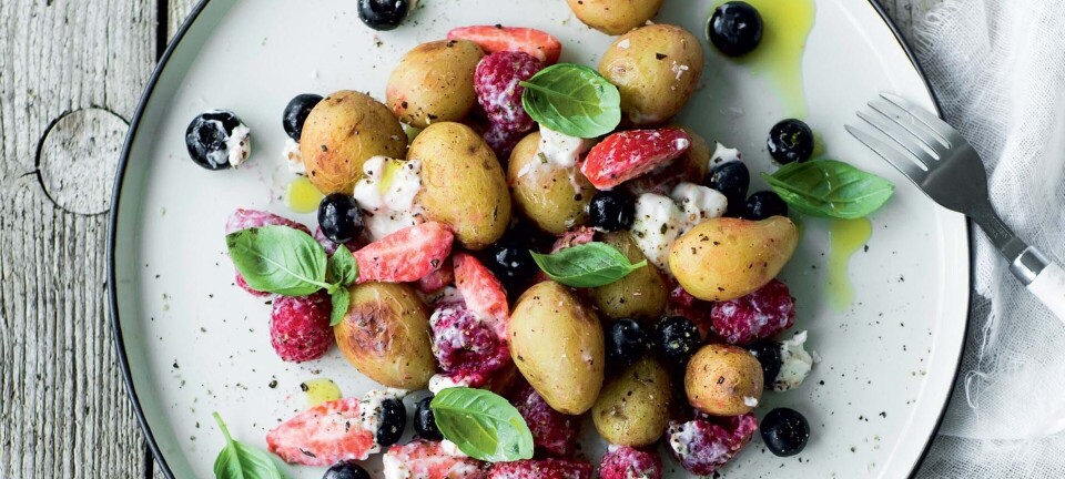 Grillede kartofler med sommerbær, urter og gedeost