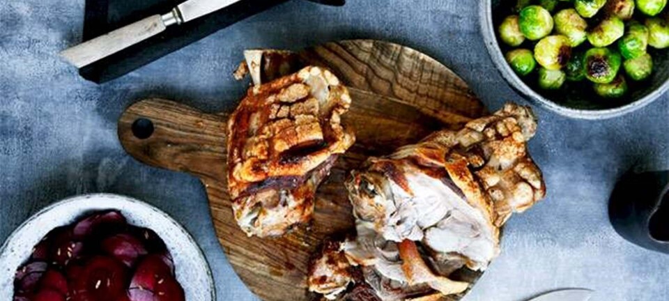 Langtidsstegt svineskank med stegte rosenkål og råsyltede rødbeder