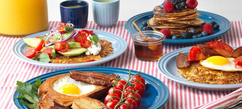 Skøn amerikansk morgenmad med hashbrowns, bisquits & pandekager