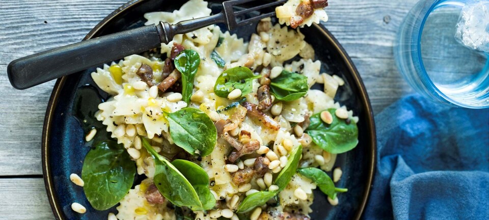 Pasta carbonara med spinat og pinjekerner