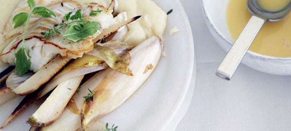 Stegt torsk med mos, sprøde urter og beurre blanc