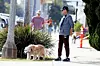 John Goodman går søndagstur med hunden i Malibu. (Foto: Mega Agency]