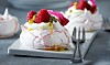 Fineste sommerdessert: Mini pavlova med hindbær & passionsfrugt