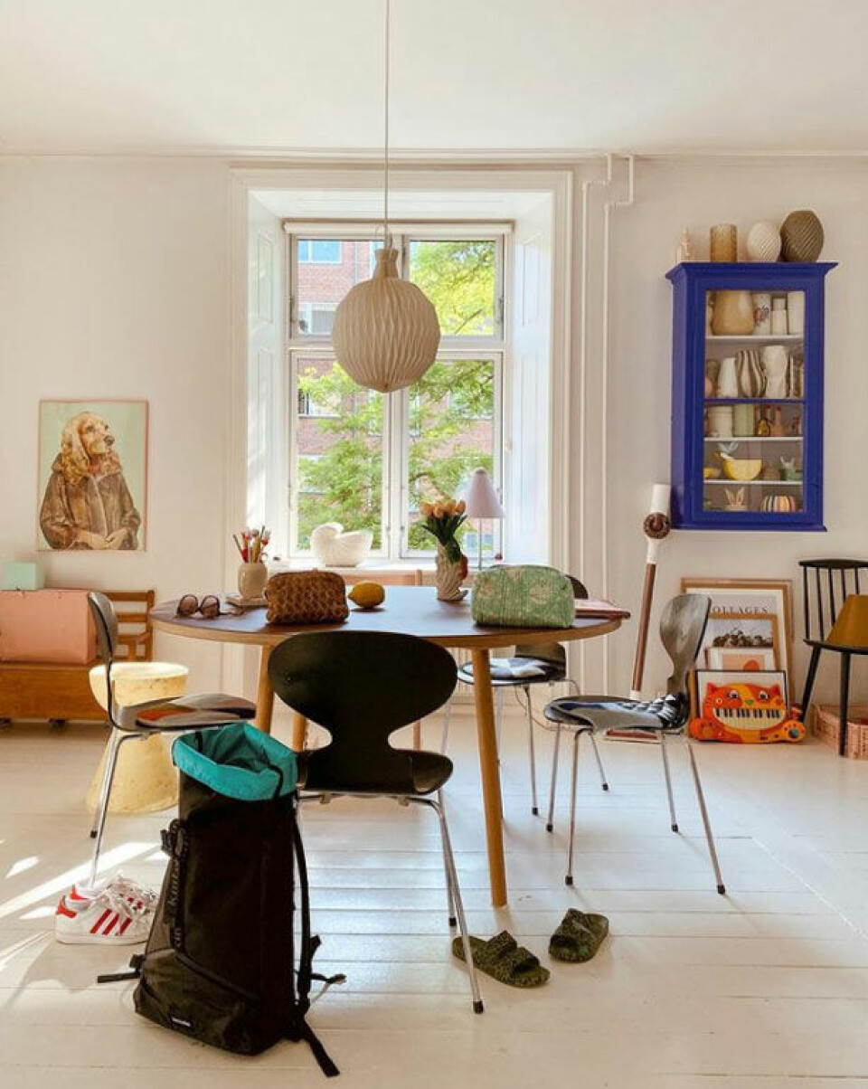 Det blå vitrineskab skiller Trine sig aldrig af med.