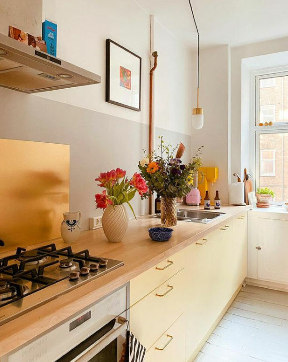 Med lidt maling og nye greb har det gamle IKEA køkken fået helt nyt liv.