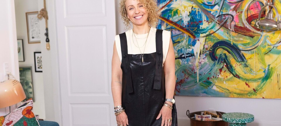 ”Jeg er ikke bange for at være lidt ekstra”: Se med i Julie Ølgaards smukke klædeskab