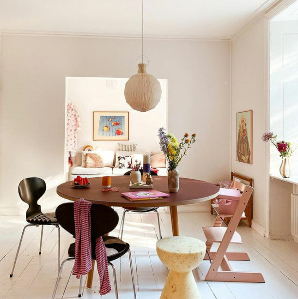 Spisebordet er fra møbelsnedker Anders Andersen, madebyanders.dk og taburet fra Wildstudio.