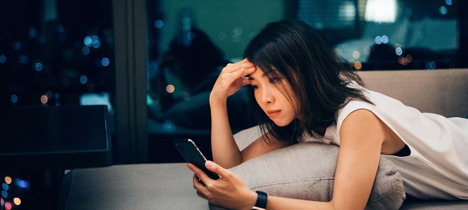 Min nye kæreste skriver og ses med sin eks