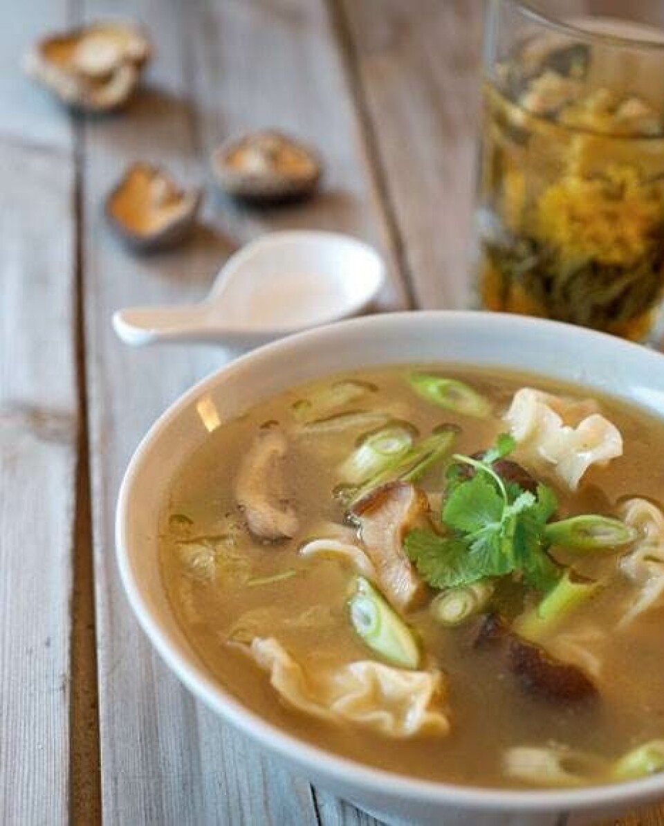 Wontonsuppe med rejer og svinekød
