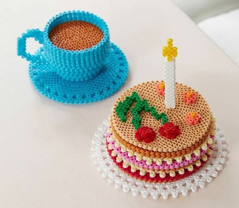 Kaffe, kage, underkop og kop i hama perler.