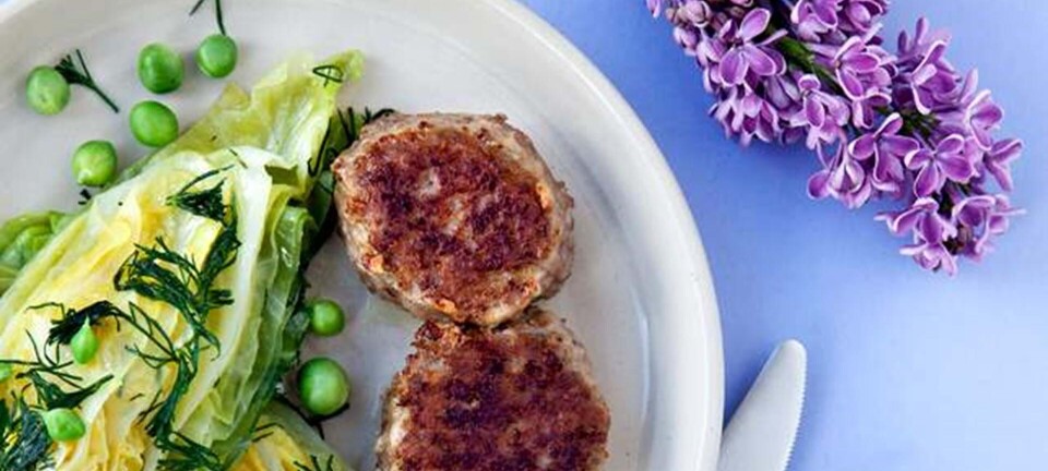 Frikadeller med smørdampet spidskål