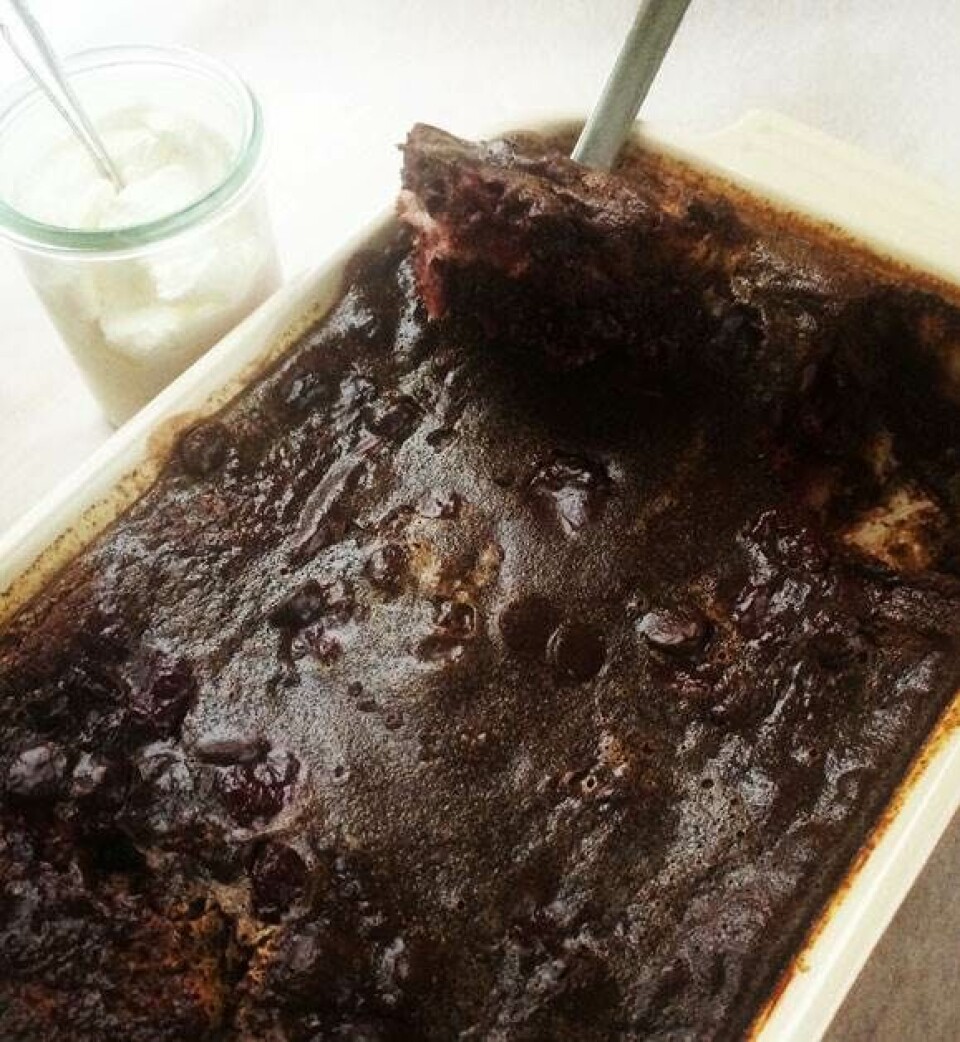 Hæld chokoladesovsen over brødlagene og bag buddingen.