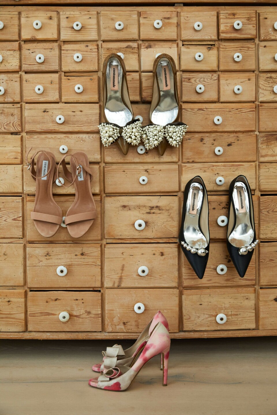 De karamelfarvede sko er fra Steve Madden, de lyserøde fra Valentino og de sorte og grønne med sløjfer er fra Custommade.