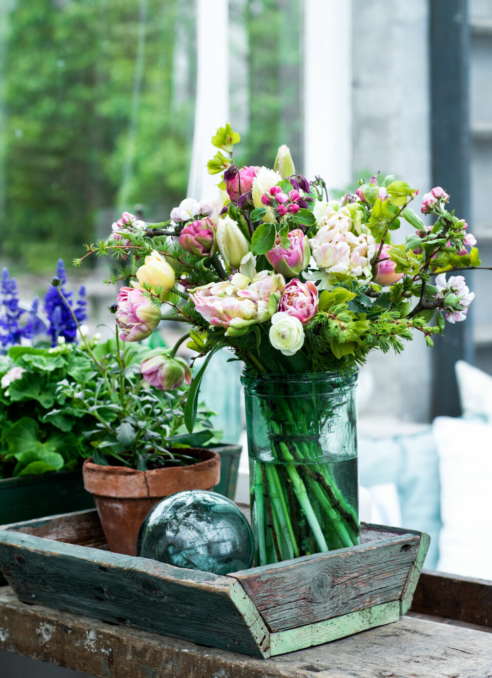 Lærk springer ud med bløde, nåleformede blade, som du kan sætte sammen med dine tulipaner. Her er det ’Stars of Parrot’, ’Aveyron’, ’Amazing Grace’ og ’Charming Beauty’, som grenene har selskab af, og Jane har suppleret med æblegrene og akelejer.
