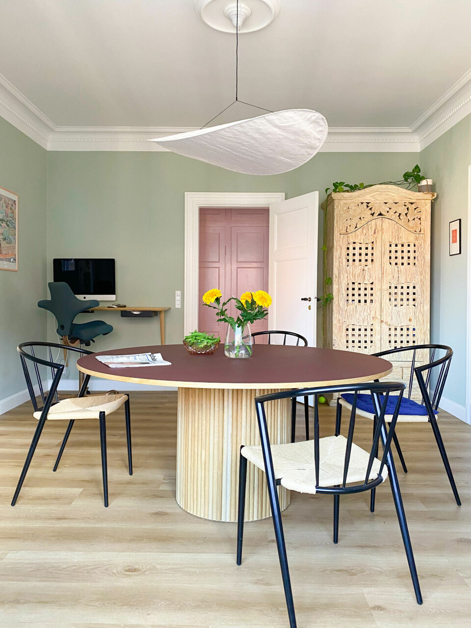 Det runde spisebord er fra Dayly og lampen er fra New Works.