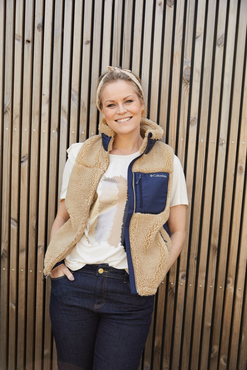 Cecilie i vest fra Colombia, T-shirt fra Nü, jeans fra Mos Mosh og tørklæde fra H&M.