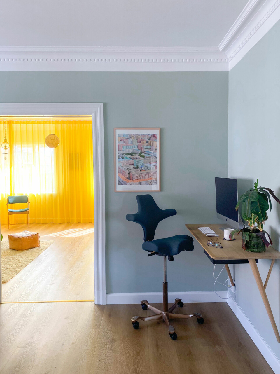 Hjemmearbejdspladsen med skrivebordet fra DESIGNbySTELLA.