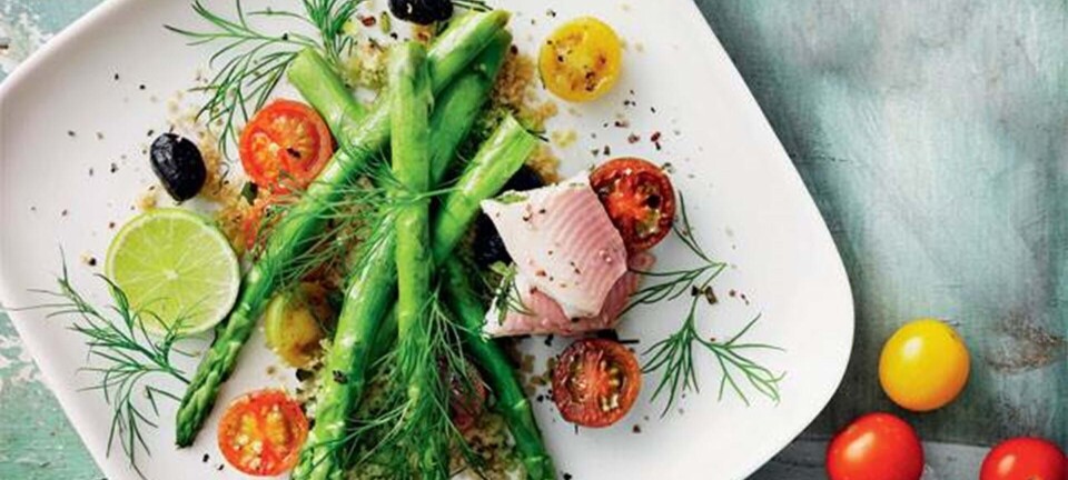 Salat med røget ørred og ristede asparges