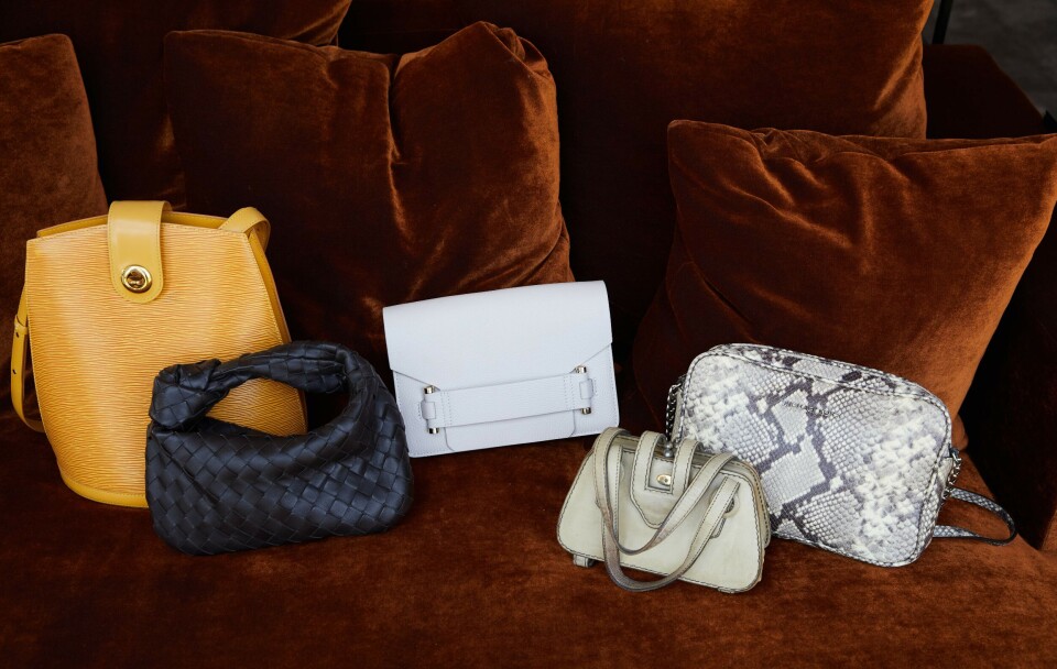 Gul taske fra Louis Vuitton, flettaske fra Bottega Veneta, hvid fra Naledi Cph, slangeskindstaske fra Michael Kors. Den beige er et arvestykke fra Cecilies mor.
