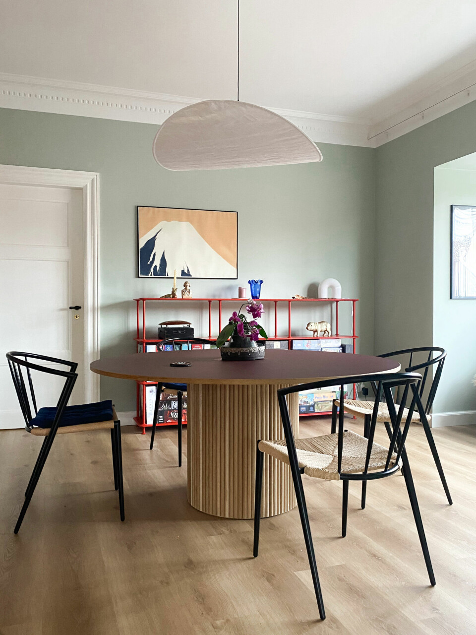 Spisebordsstolene hedder Kizon og forhandles i Bilka og Føtex.