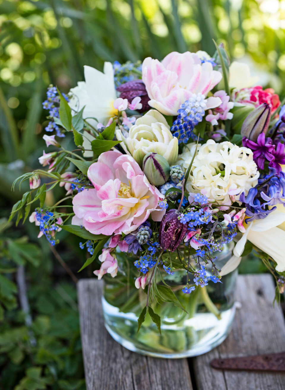 Glæd dig over, at dit slid med at få løgene i jorden nu, resulterer i smukke buketter som denne til foråret.