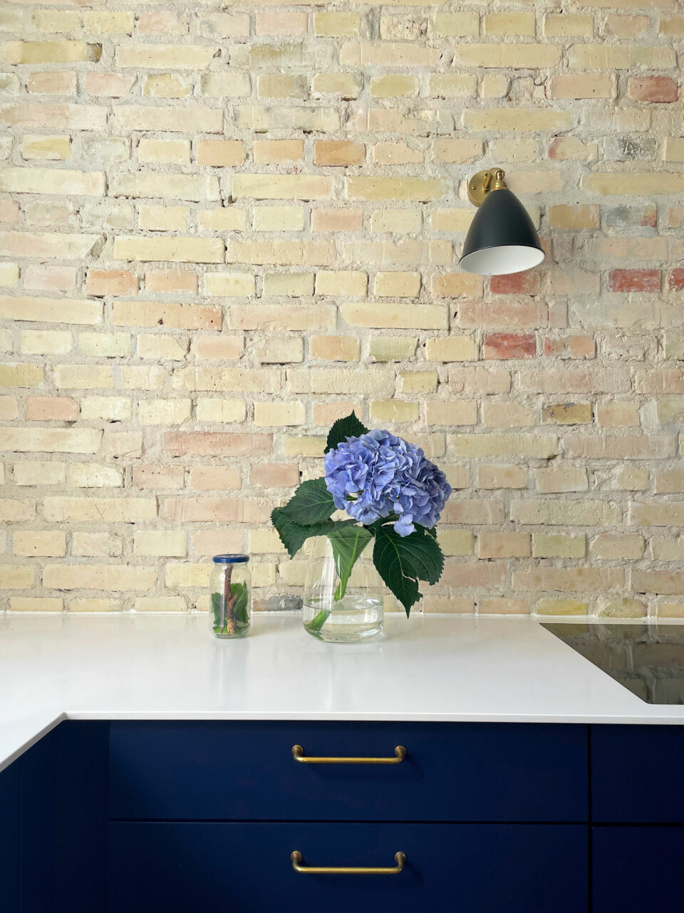 Den rå murstensvæg i køkkenet.