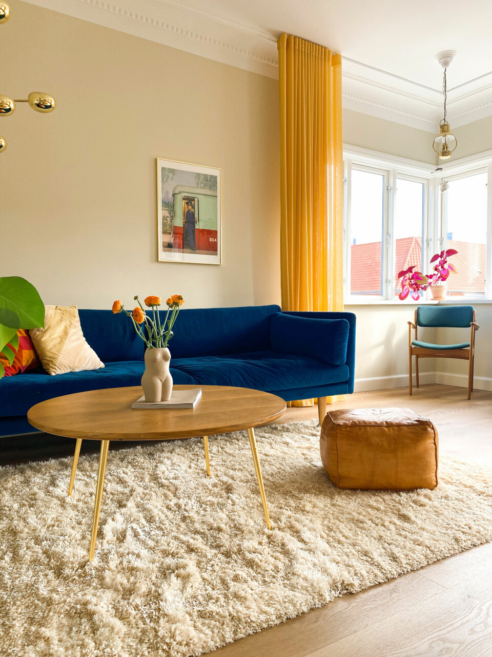 Den blå sofa er fra Formel A, sofabord fra Sofacompany og tæppe fra Benuta.