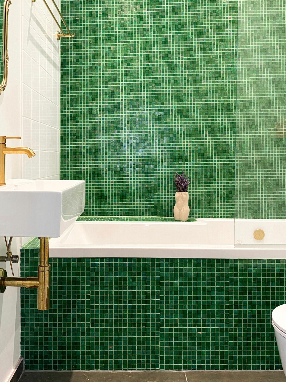 De grønne mosaikfliser er fra Tattahome.