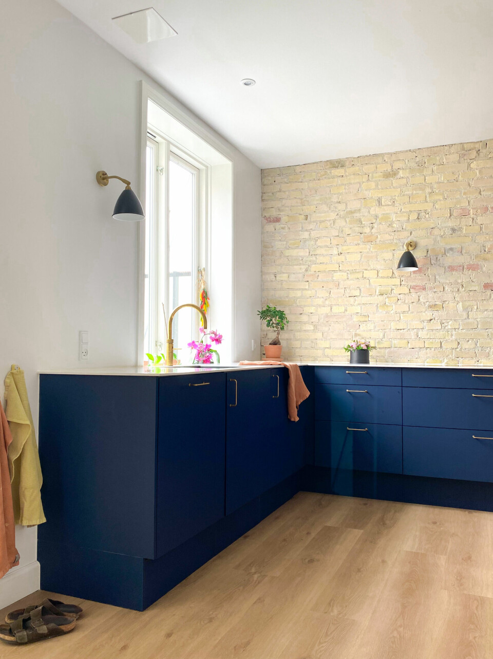 Køkkenet er fra HTH og kan i følge Susanne både tåle fedtede fingre og tæsk fra løbske dukkevogn og biler.