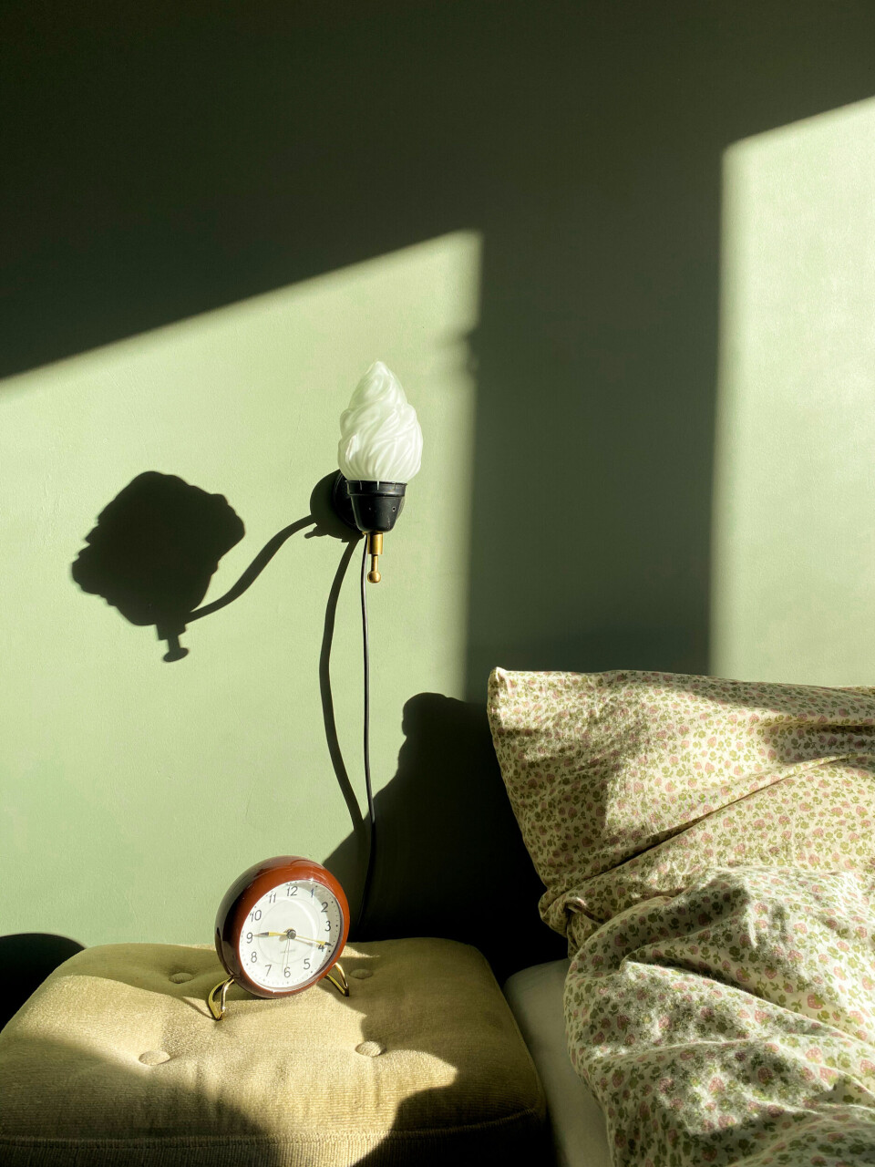 Den fine isvaffel-lampen i soveværelset er fra Fleabies.