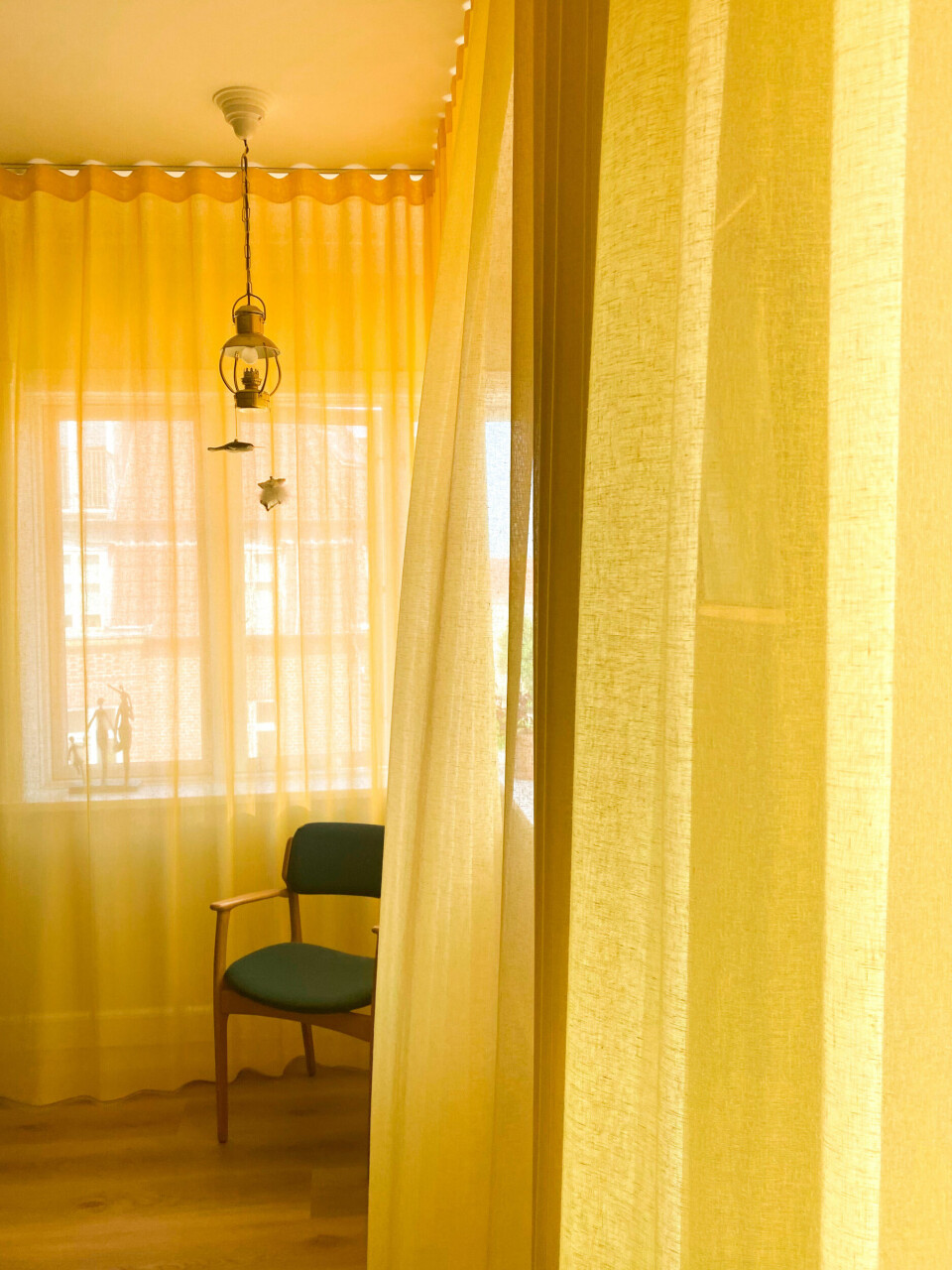 Susanne holder meget af sine gule gardiner, som er fra Curtain.