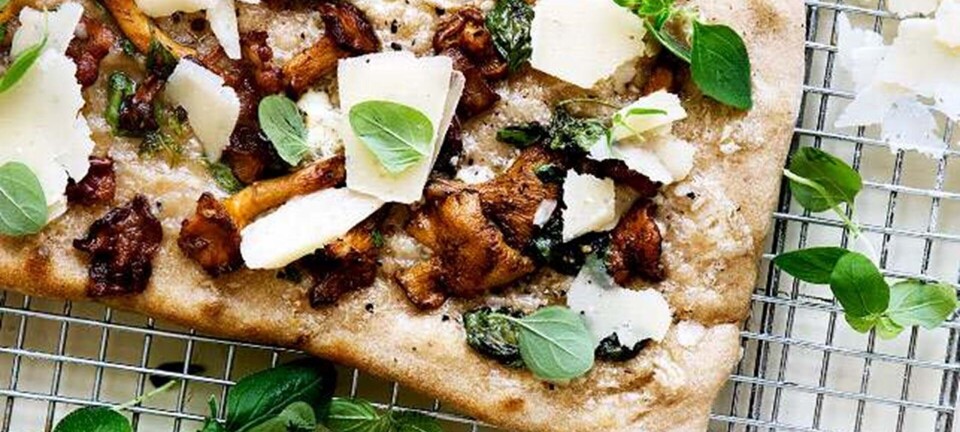 Svampe-pizza med bacon og oregano