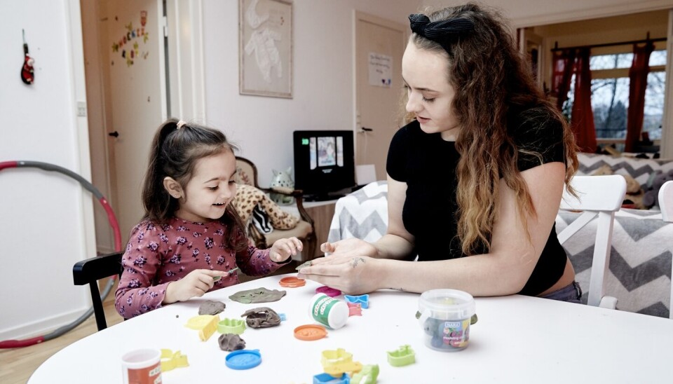 - Jeg har købt en kurv med legetøjsgrønsager, -frugter, -dressing og så videre. Og så har jeg købt en Tiny Treasures drengebaby-dukke og et trælegekøkken, siger Mieke. (Foto: Discovery Networks Danmark/Krestine Havemann)
