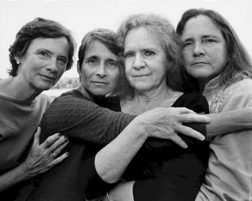Se de rørende billeder af 4 søstre gennem 40 år
