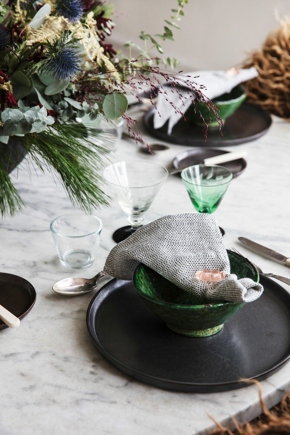 Julebordet er dækket med gamle, fine glas fra Cæcilias farmor, og bestik fra hendes mormor, mens selve spisebordet og stolene stod i hendes barndomshjem. Hun har taget mange af sine juletraditioner med hjemmefra. Tallerkener fra Broste Copenhagen, og den grønne keramik er fra en rejse til Marrakech.