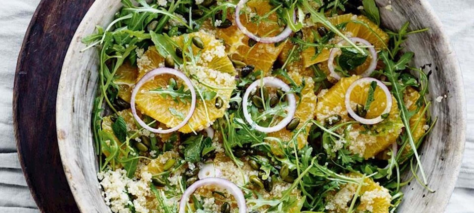 Appelsinsalat med quinoa, pistacienødder og mynte