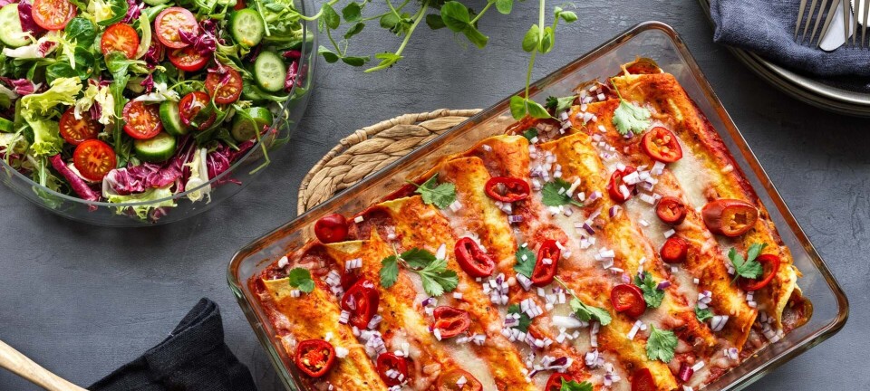 Enchiladas med kødsovs, tomatsovs og smeltet ost