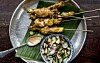 Kyllingesatay med peanutsauce og spicy agurkesalat