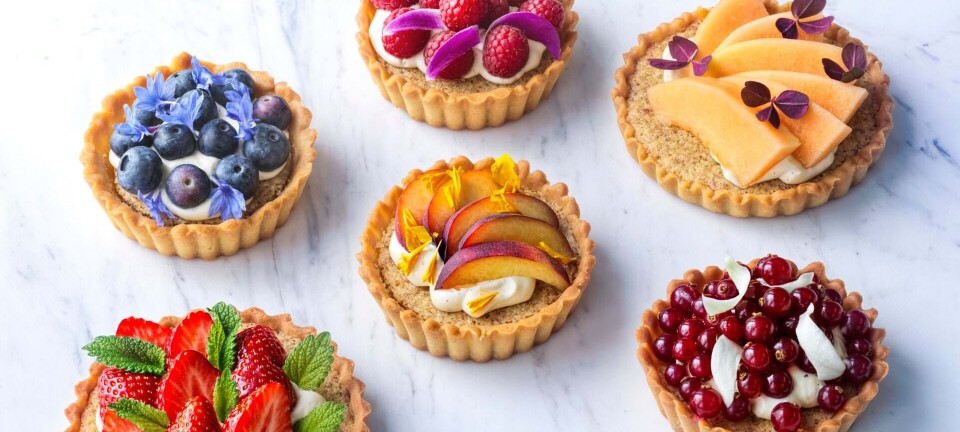 Små mazarintærter med creme og frugt