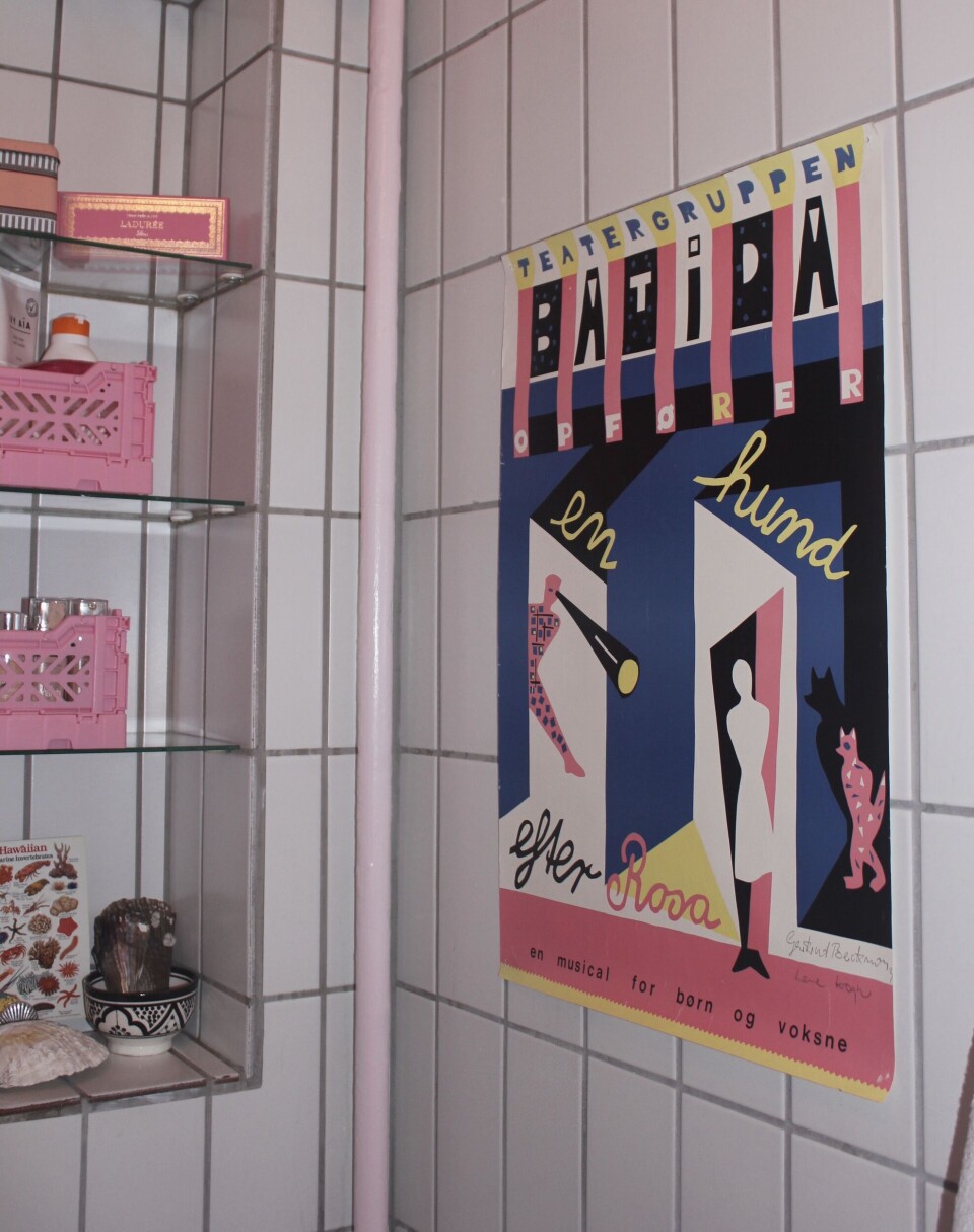 Plakaten er lavet af Emma's mors gamle studiekammerat, som arbejdede hos Batida Teaterhus i 1988.