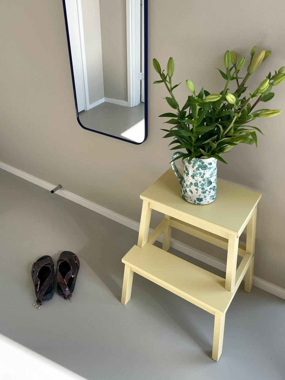 Taburetten fra IKEA har Louise malet med farven Heart of Gold fra Flügger. Vase fra Nørr & Leo Studio.